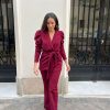 Conjunto traje cinturón burdeos - Imagen 2