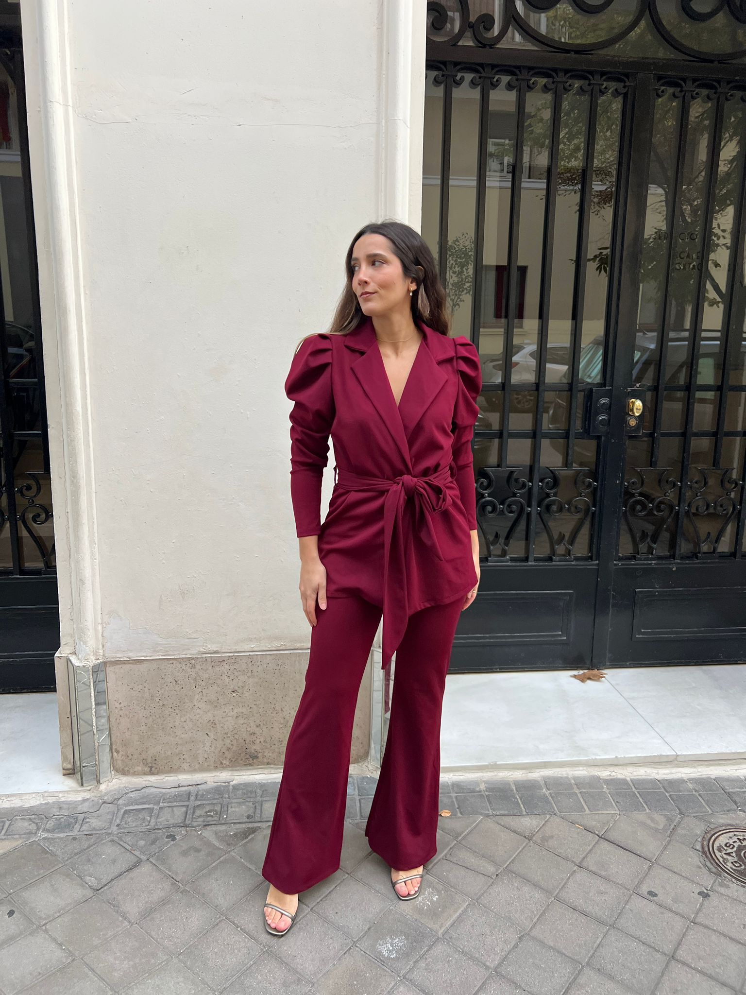Conjunto traje cinturón burdeos