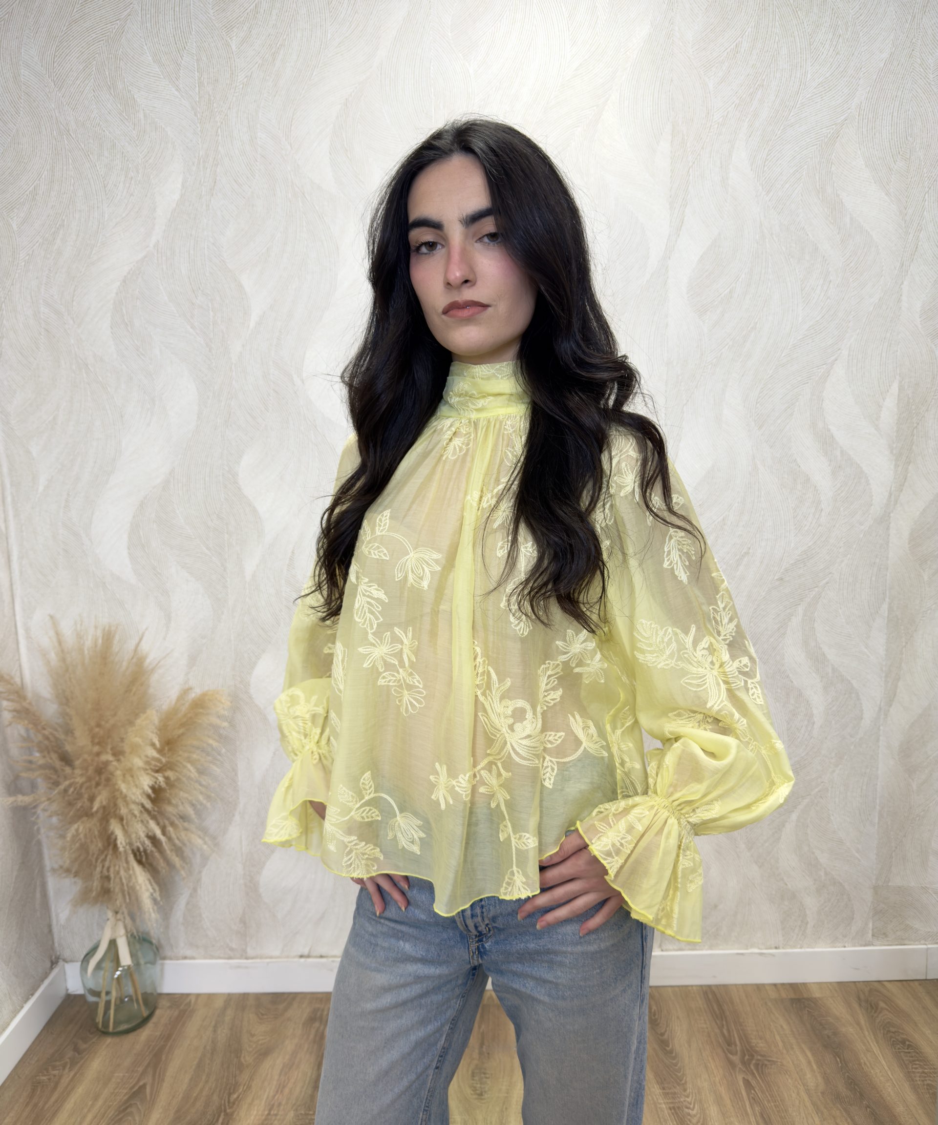 Alternative view of Blusa romántica bordada lazada