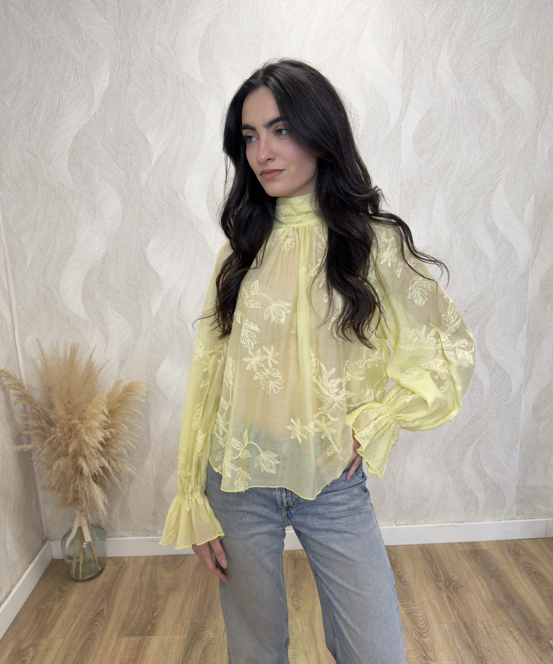 Blusa romántica bordada lazada