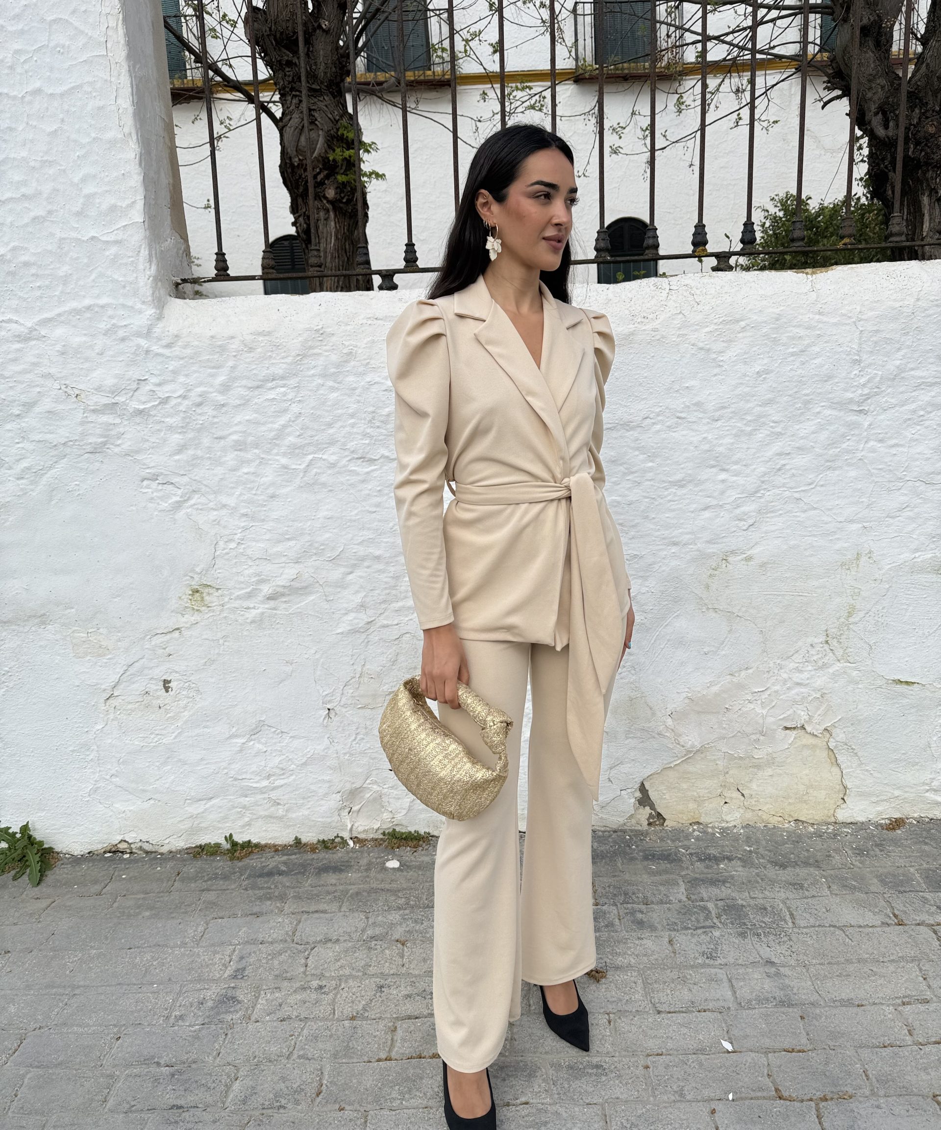 Alternative view of Conjunto traje cinturón liso beige