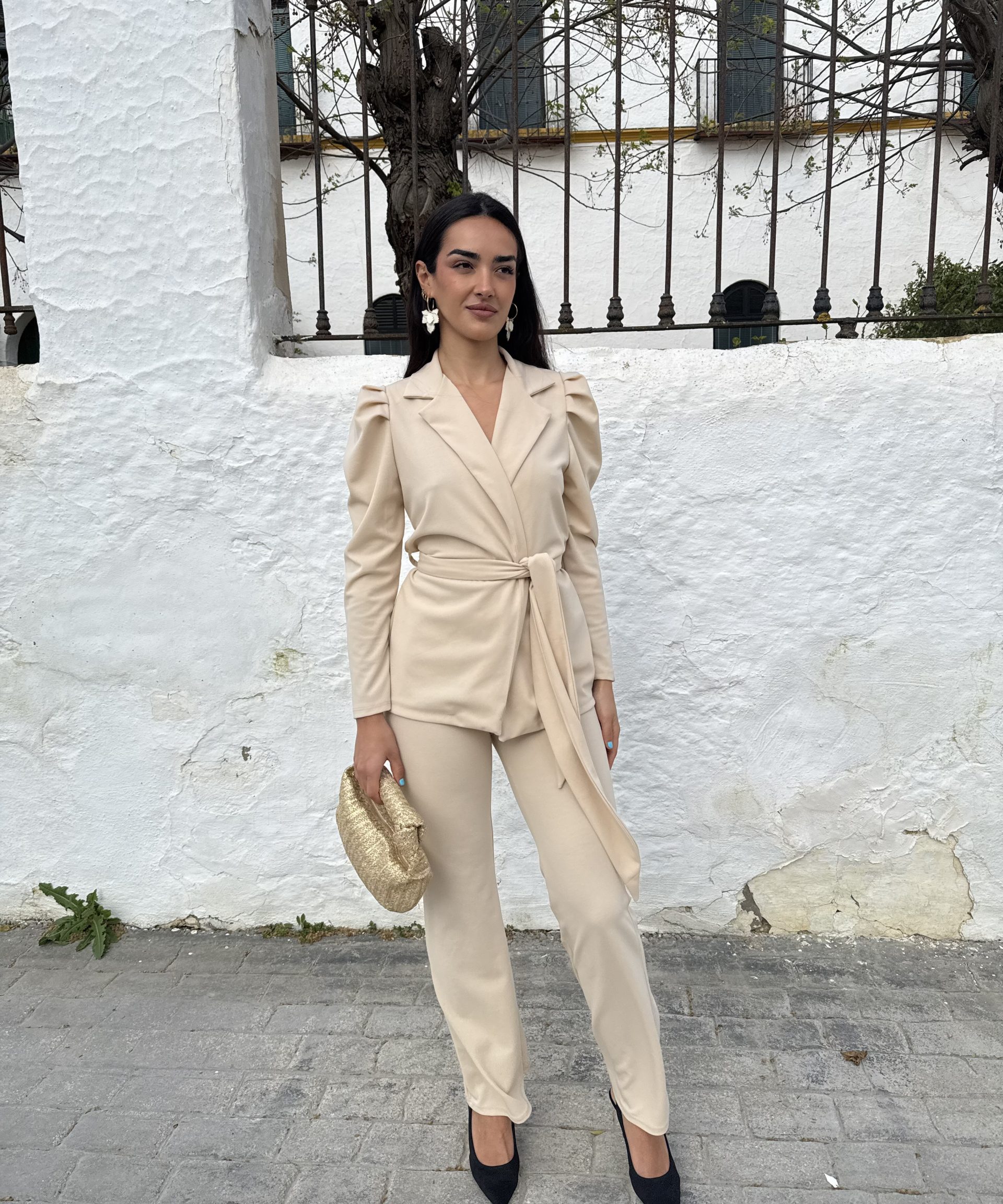 Conjunto traje cinturón liso beige