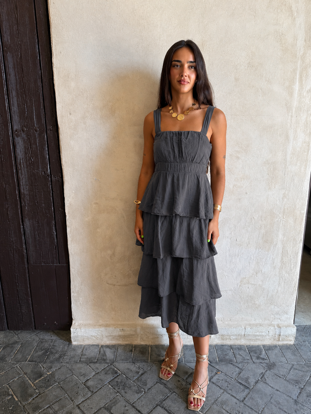 Alternative view of Vestido volantes gasa gris oscuro