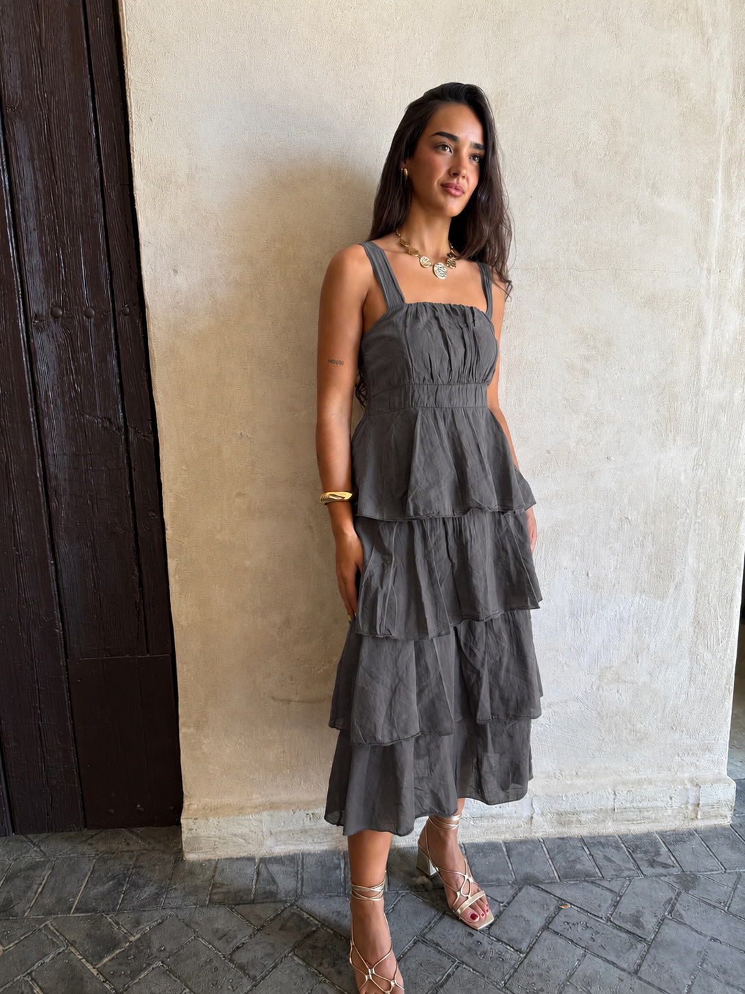 Vestido volantes gasa gris oscuro