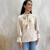 Camisa lazada satén beige - Imagen 2