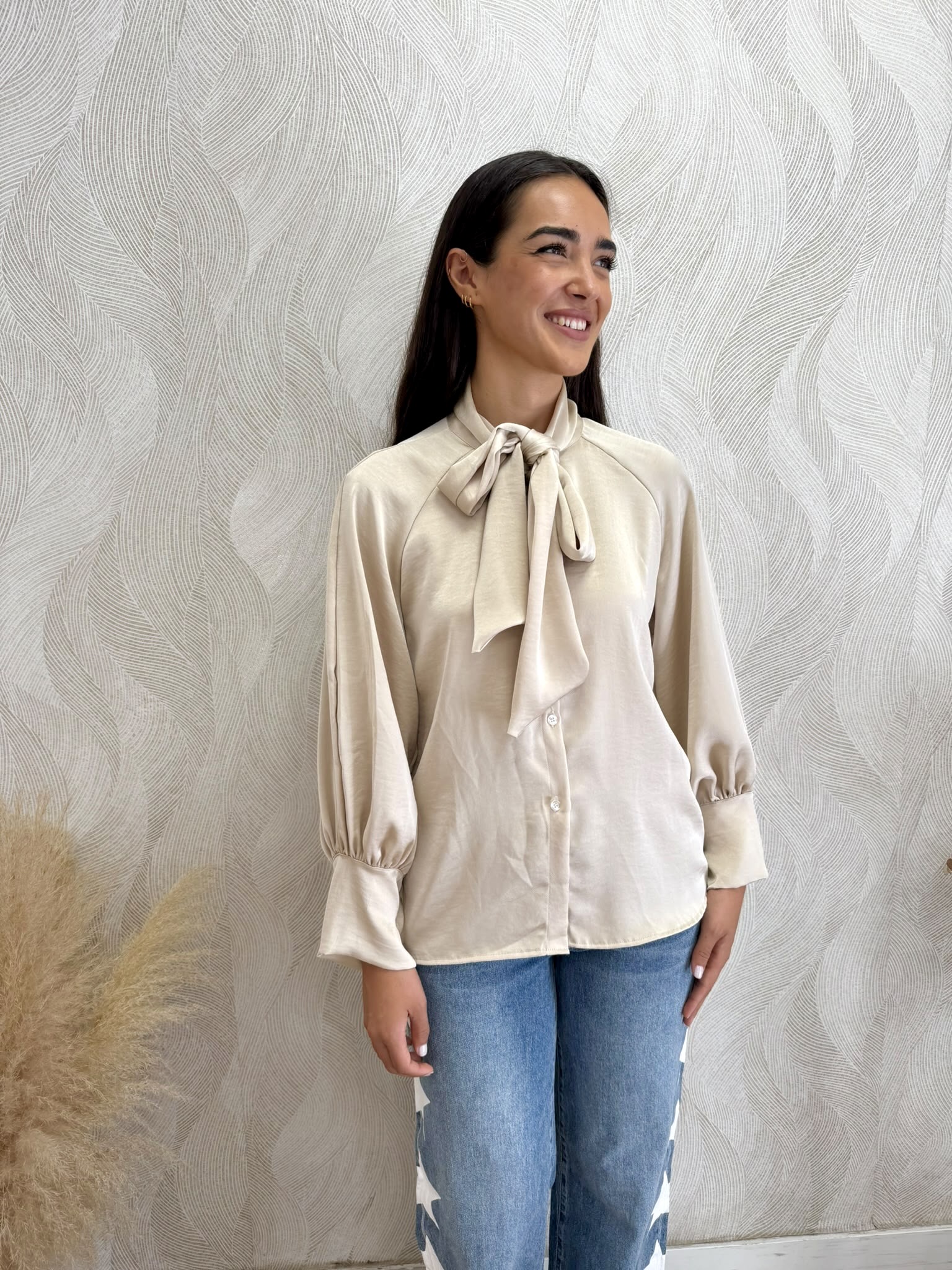 Alternative view of Camisa lazada satén beige