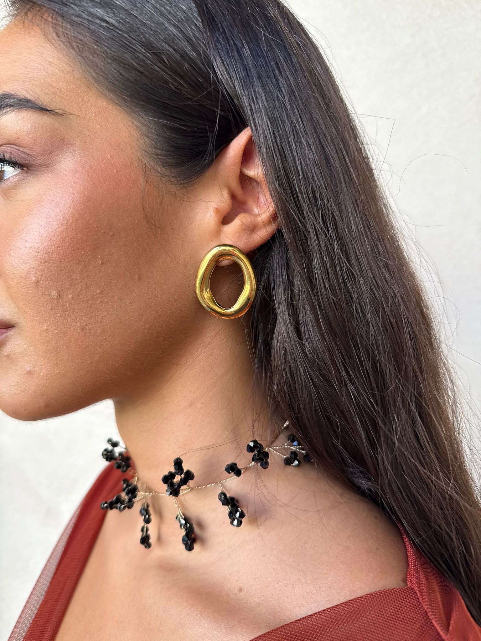 Pendientes dorados redondos irregular
