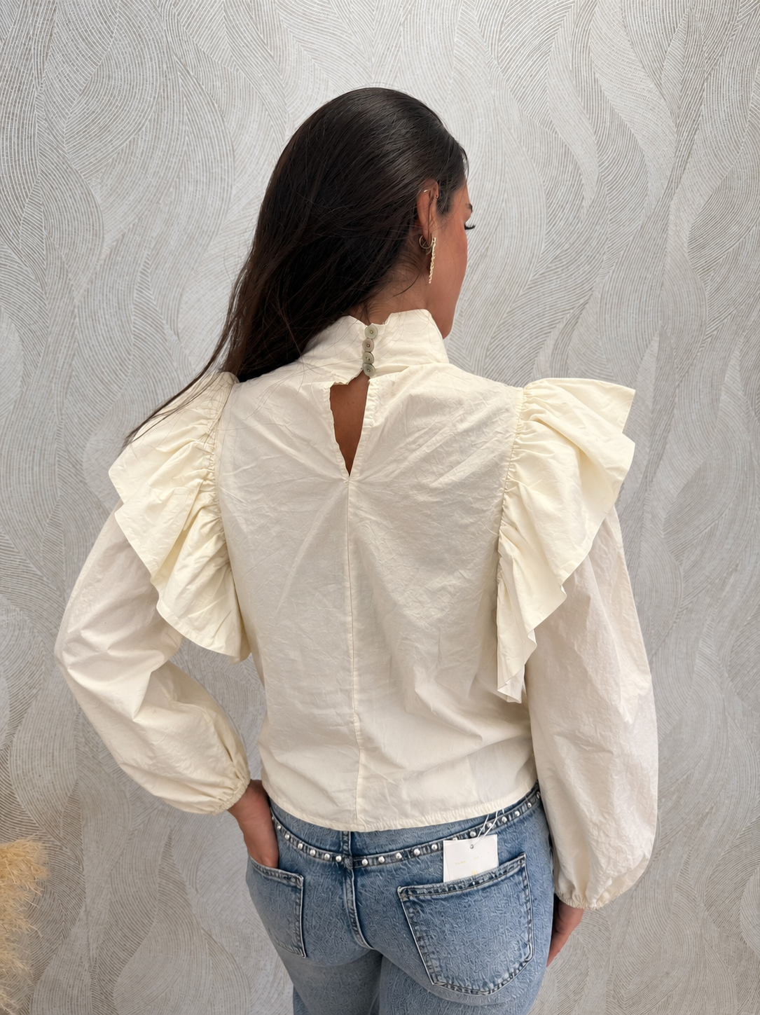 Camisa volantes cruzada beige - Imagen 4