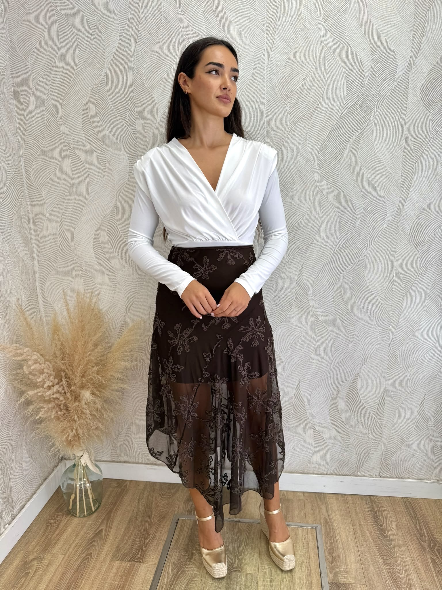 Falda midi gasa bordada marrón - Imagen 4