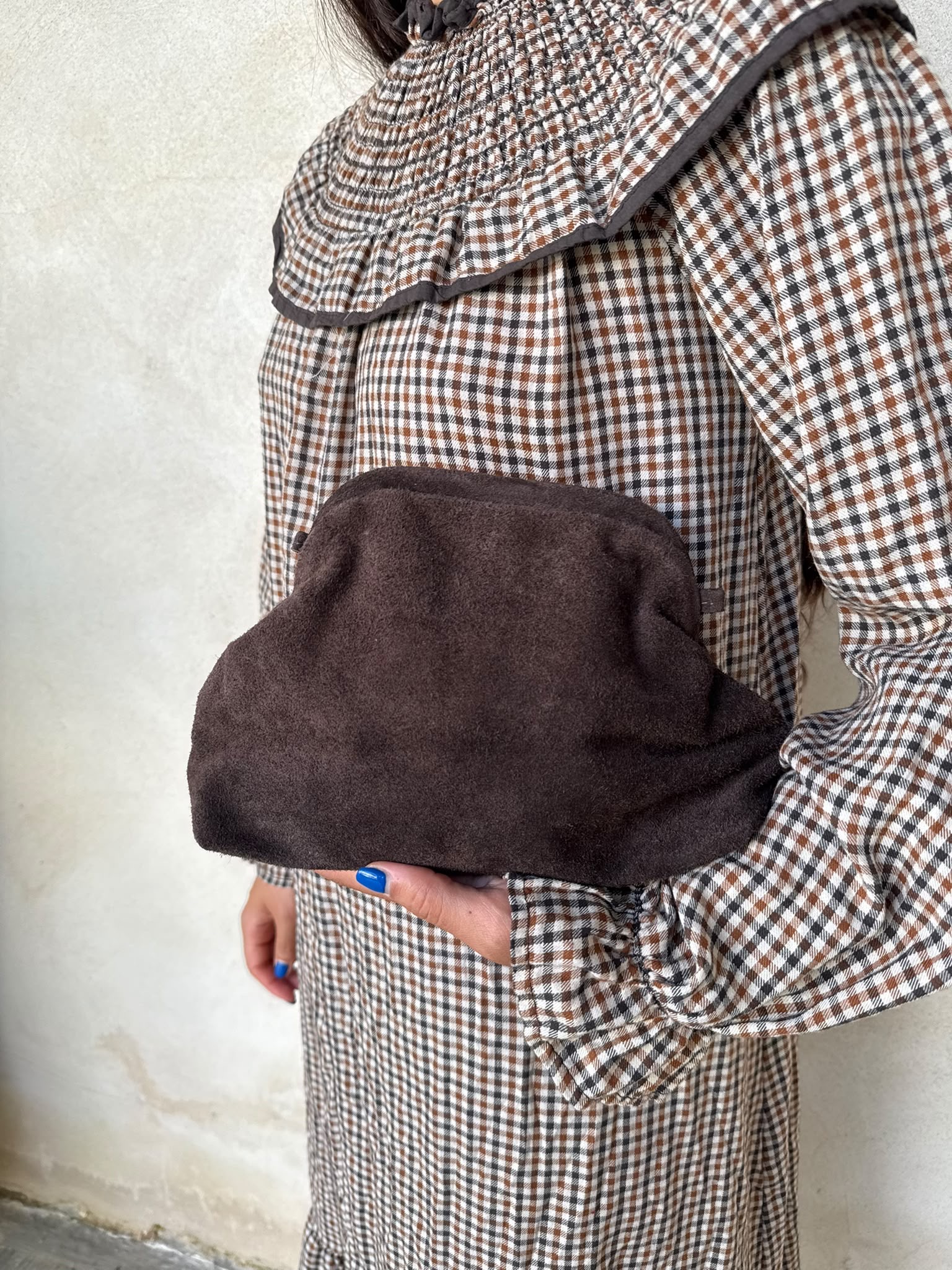 Alternative view of Bolso clutch antelina marrón