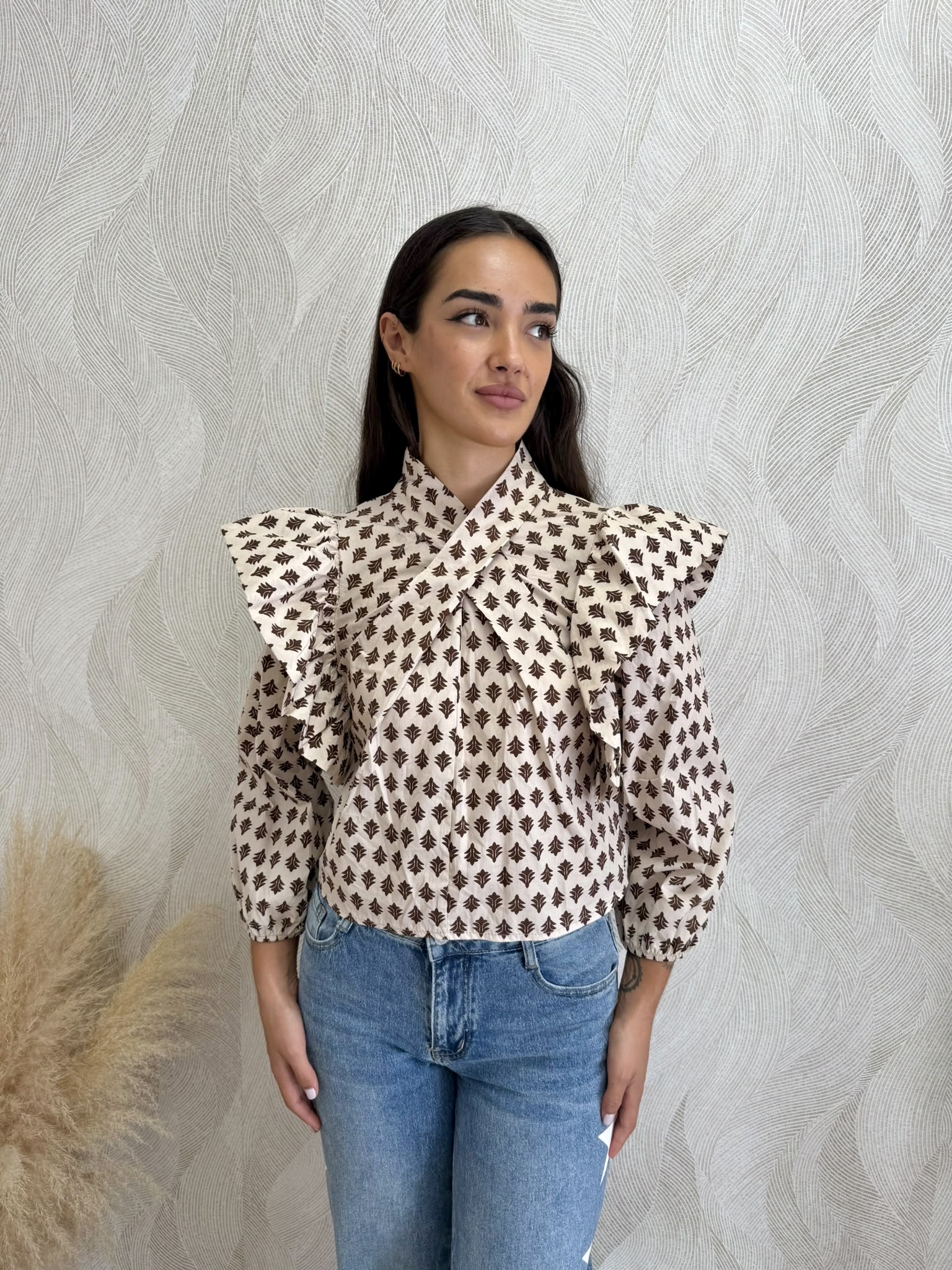 Camisa volantes estampada beige