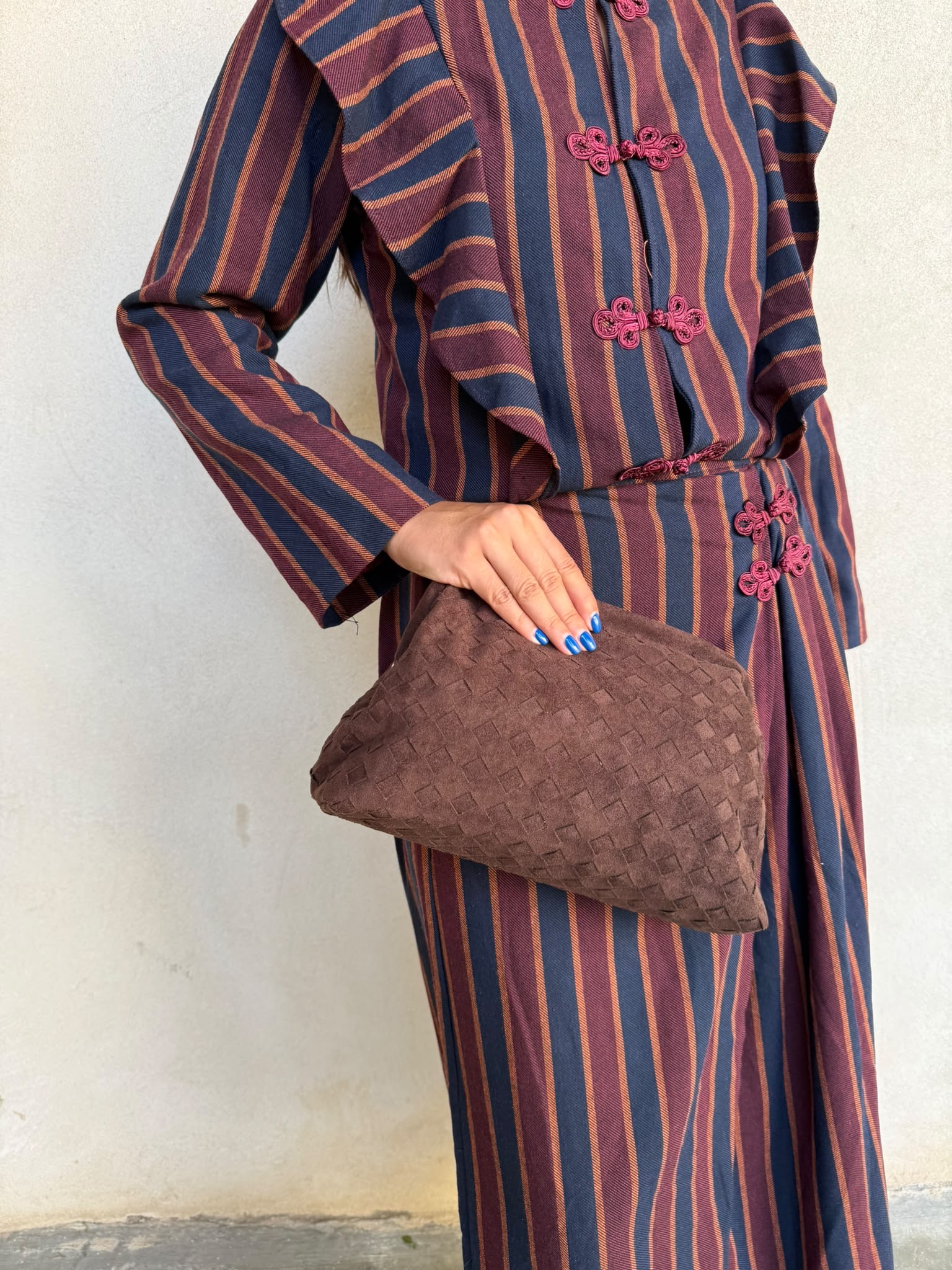 Alternative view of Bolso clutch trenzado antelina marrón