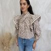 Camisa volantes estampada beige - Imagen 4
