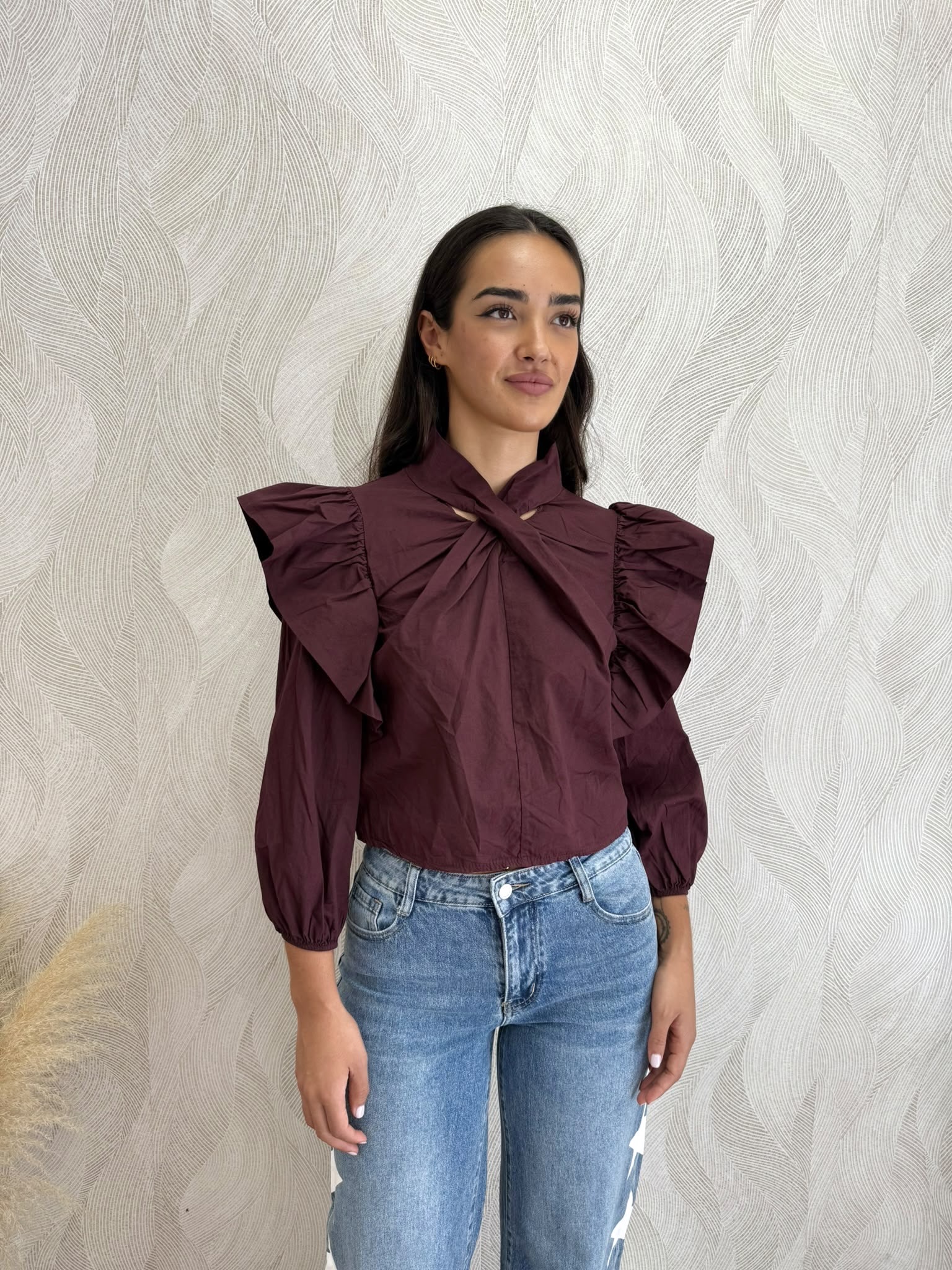 Camisa volantes escote cruzado burdeos