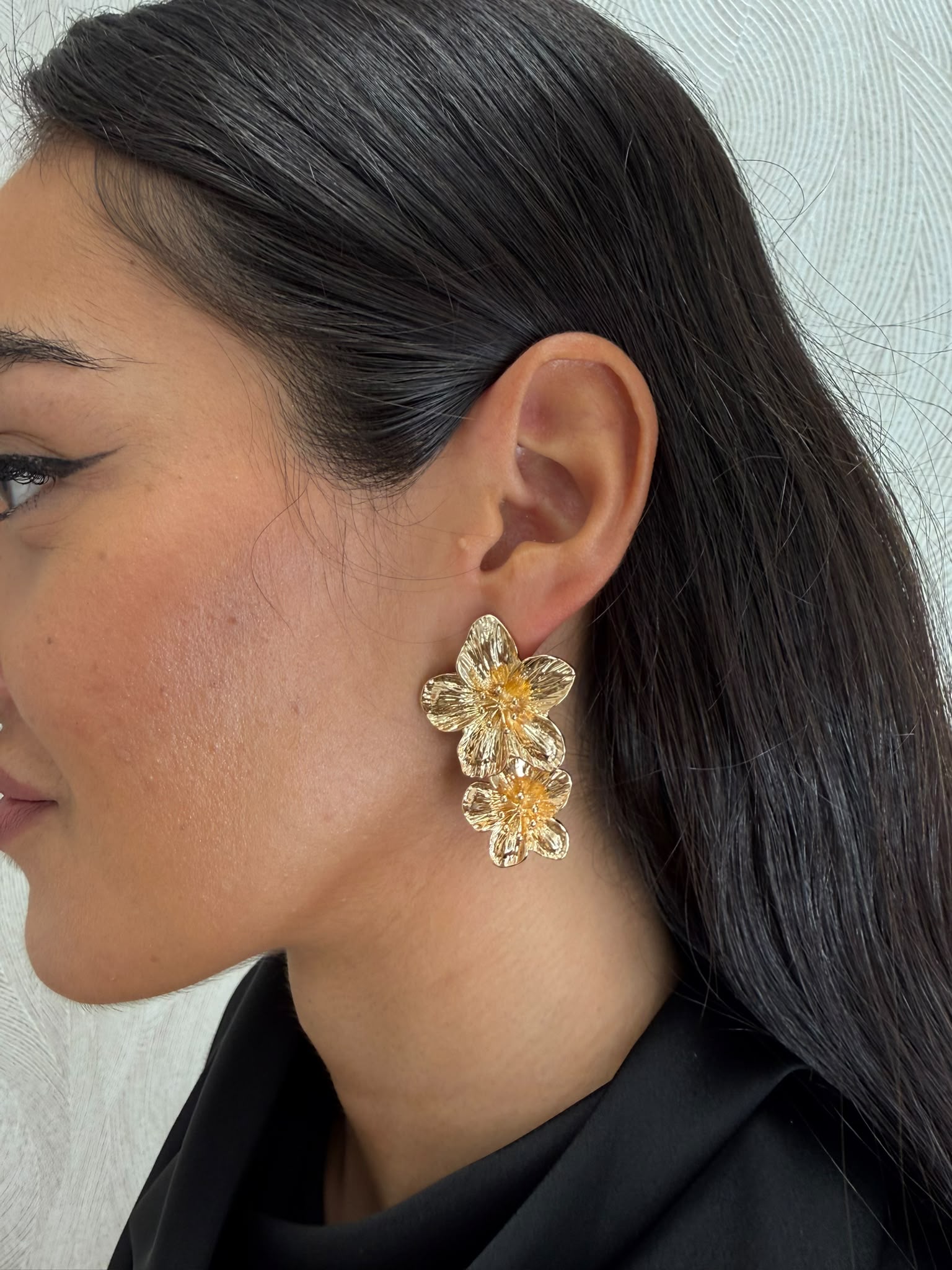 Alternative view of Pendientes doble flor dorados