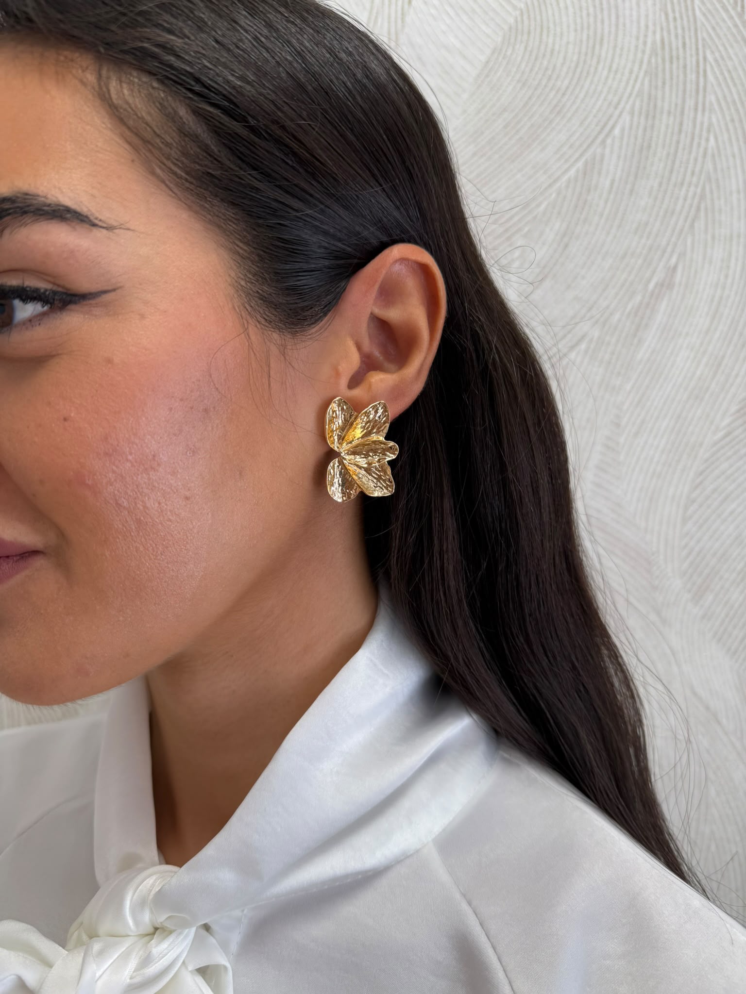 Alternative view of Pendientes hojas dorados