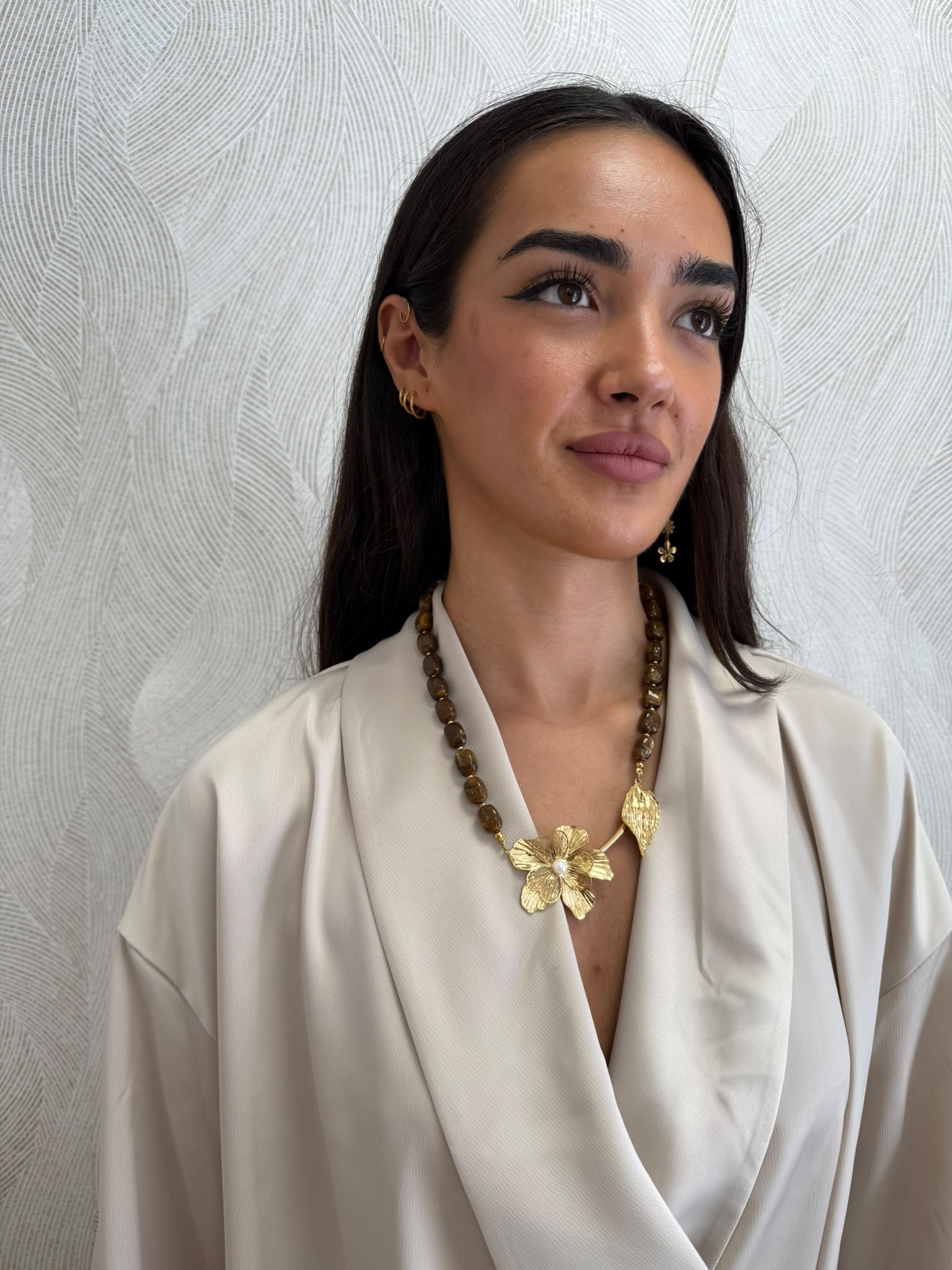 Collar bolas aplique dorado flor