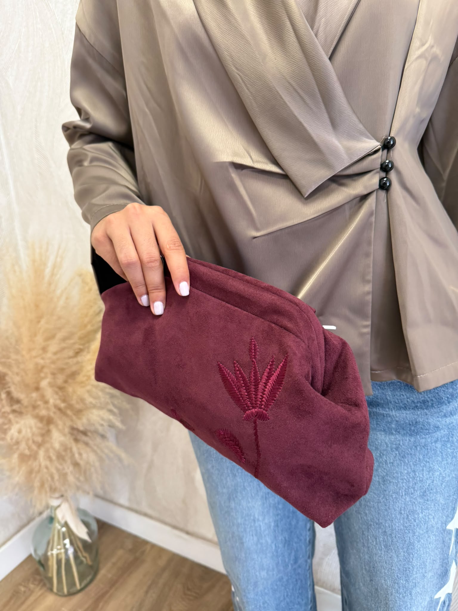 Alternative view of Bolso clutch ante bordado burdeos