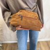 Bolso clutch ante bordado camel - Imagen 2