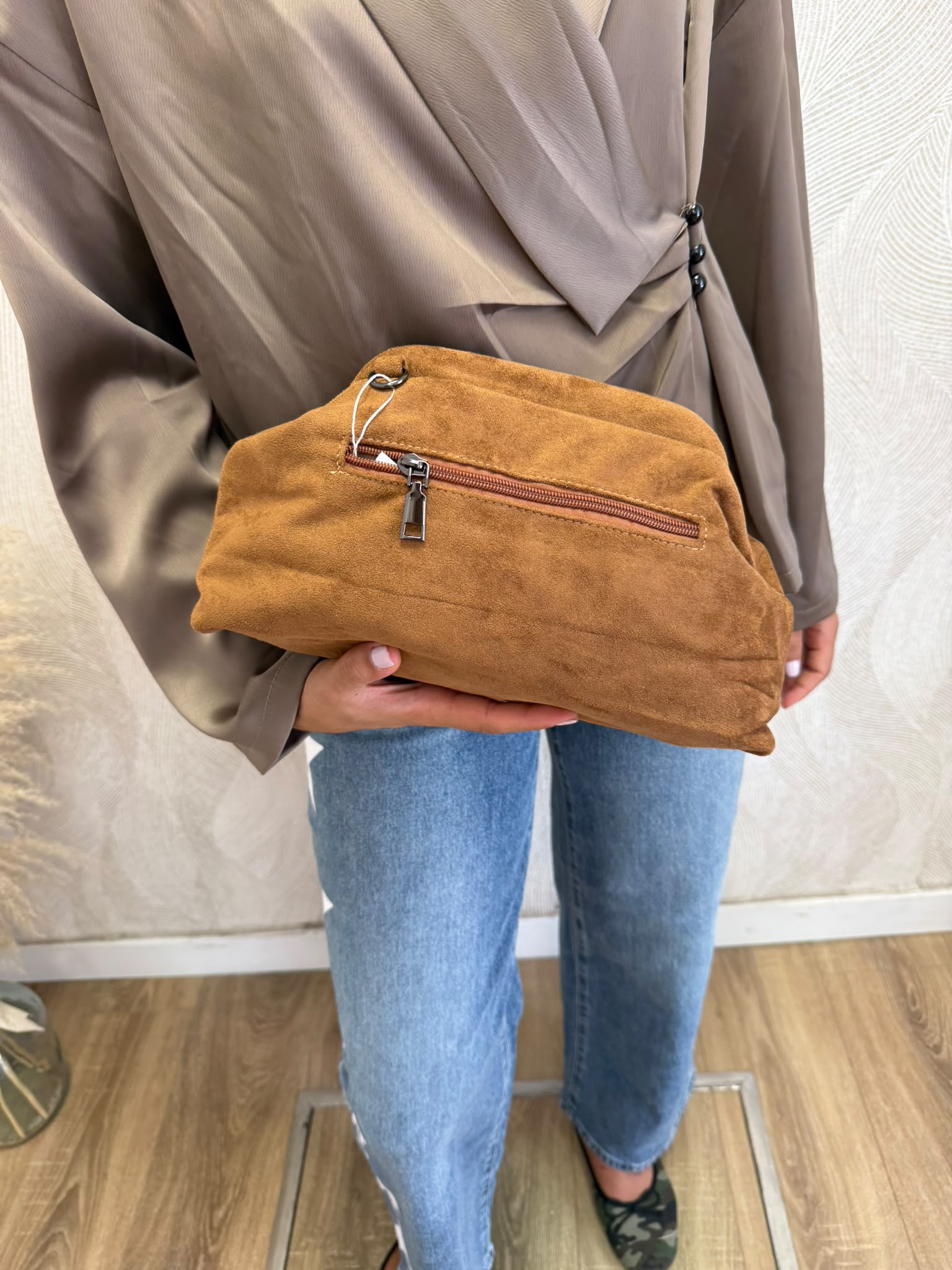 Alternative view of Bolso clutch ante bordado camel