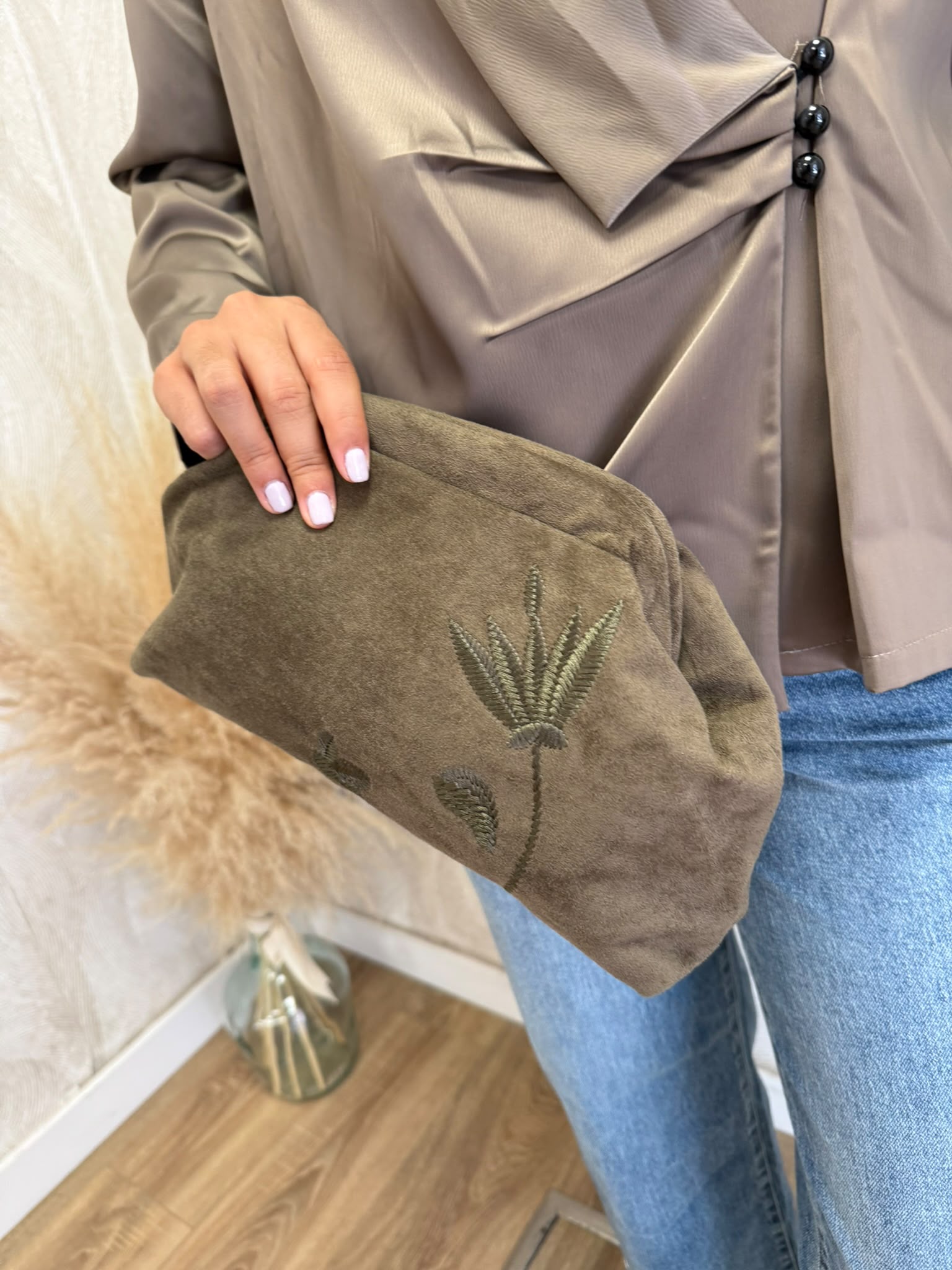 Alternative view of Bolso clutch ante bordado kaki