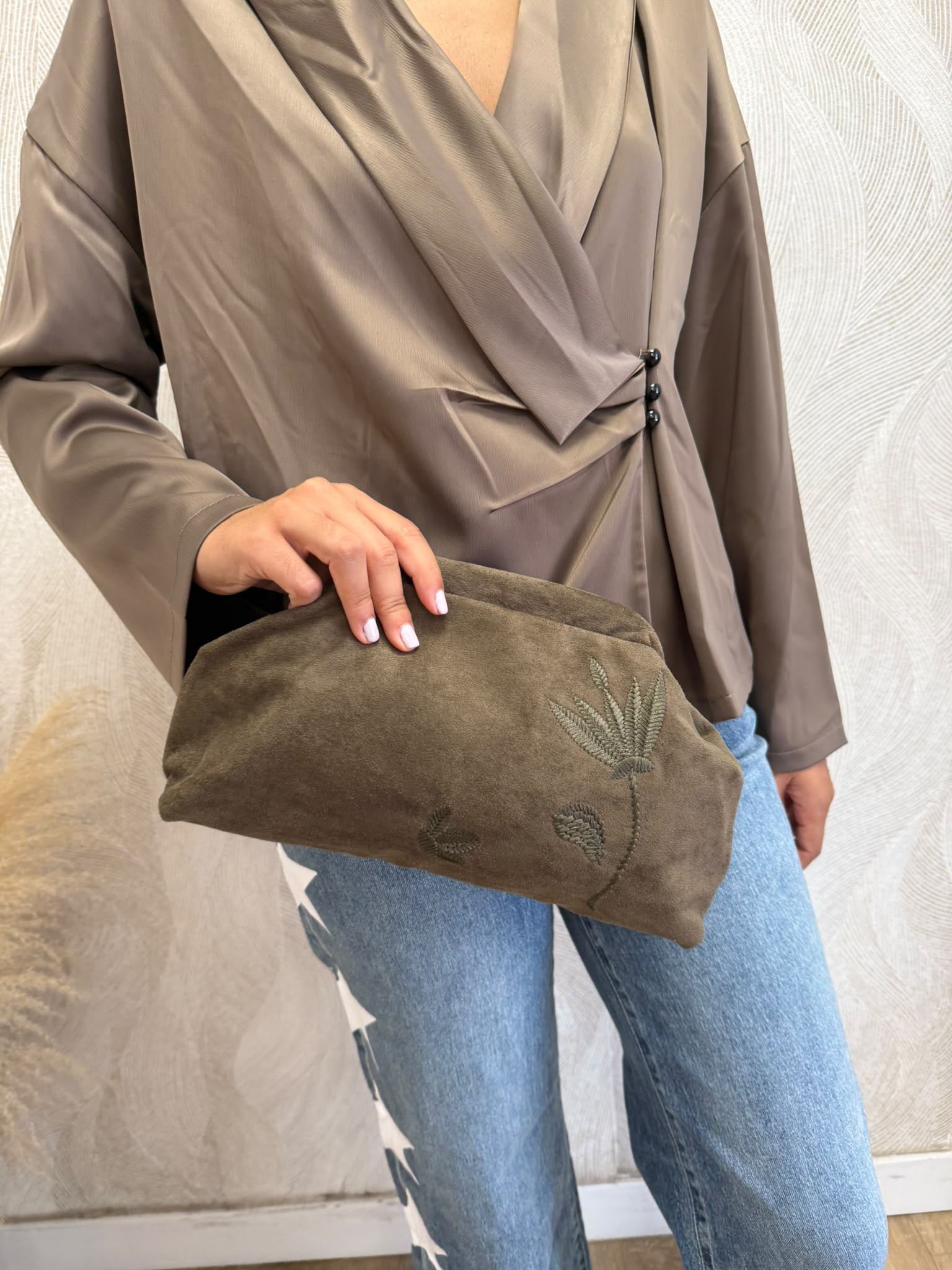 Bolso clutch ante bordado kaki