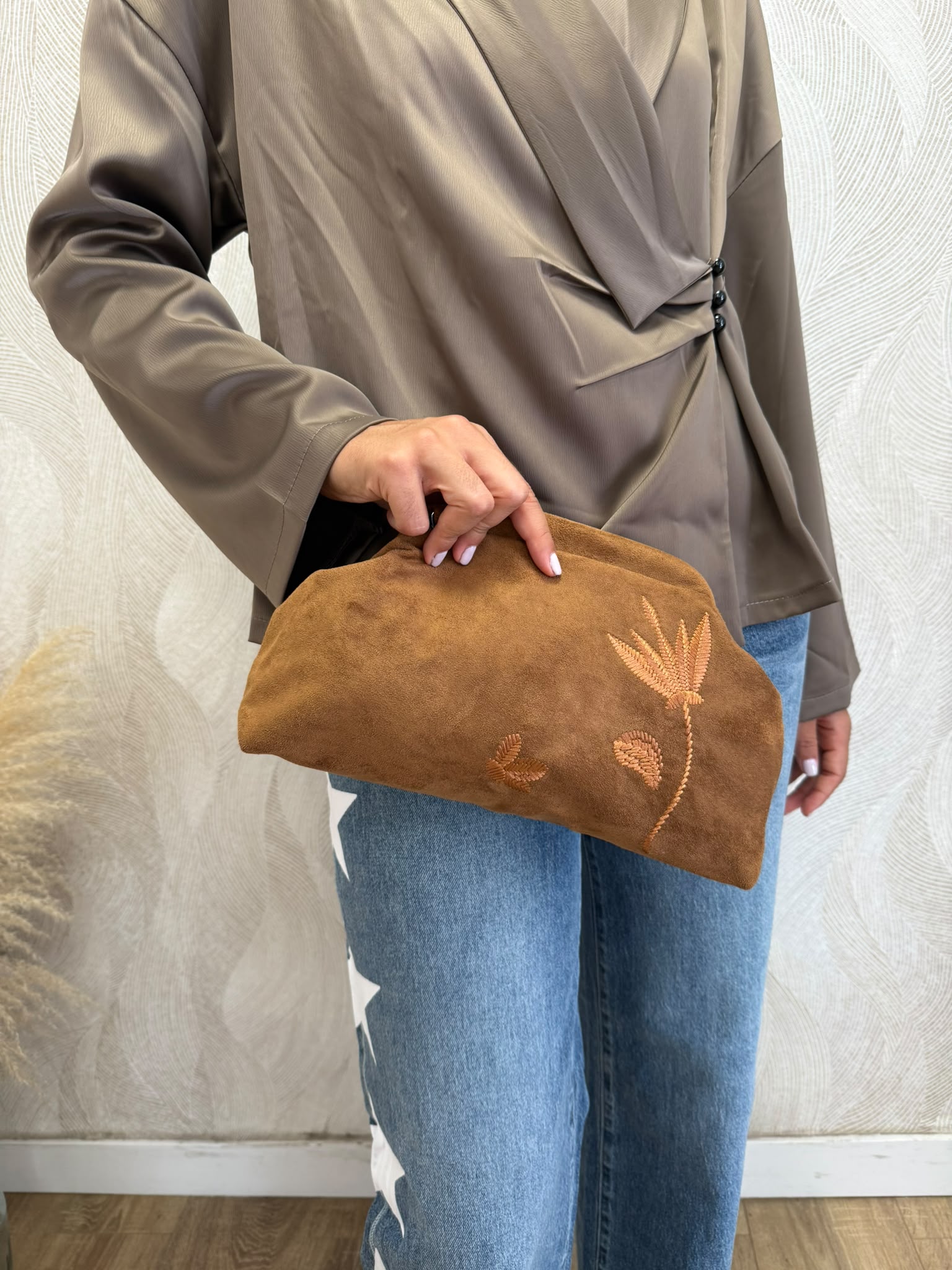Bolso clutch ante bordado camel
