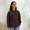 Camisa lazada satén marrón - Imagen 2
