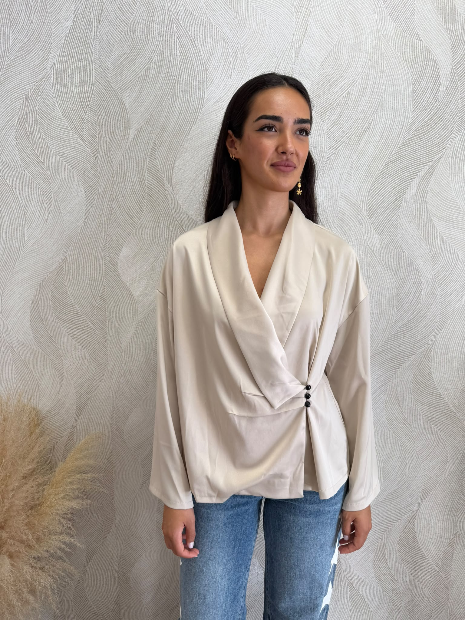 Camisa satinada botones lateral beige