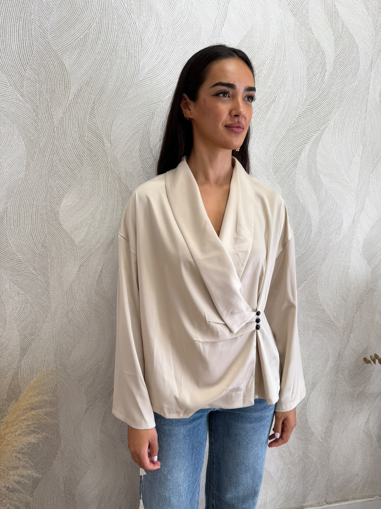 Alternative view of Camisa satinada botones lateral beige