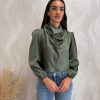 Camisa satén cuello drapeado kaki - Imagen 2