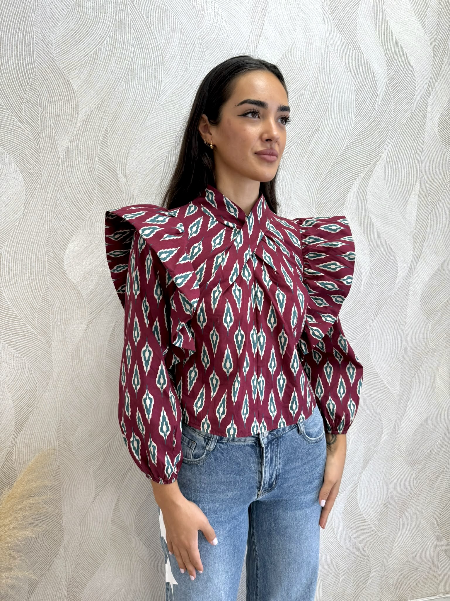Camisa volantes estampada burdeos