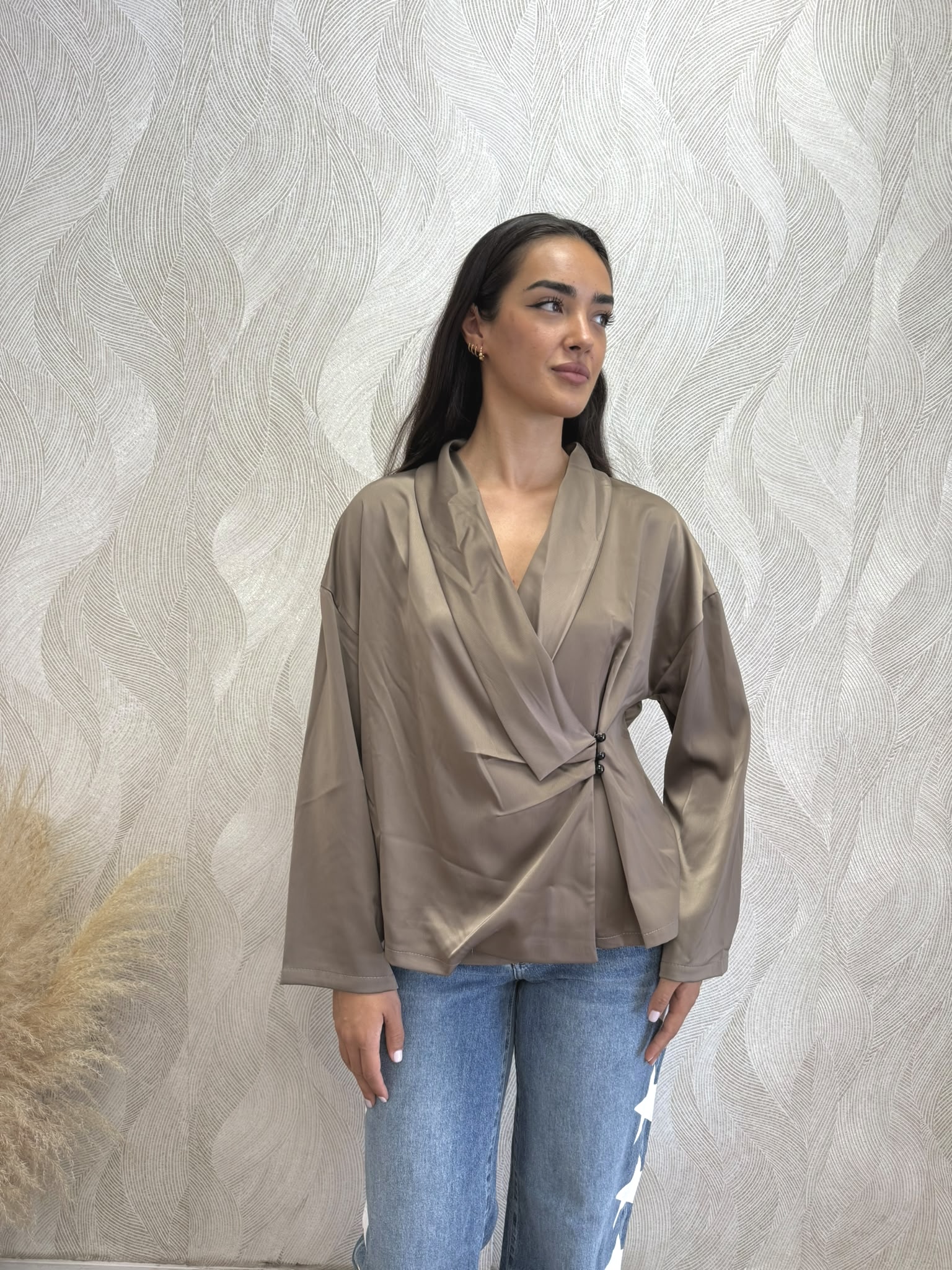 Camisa satinada botones lateral camel