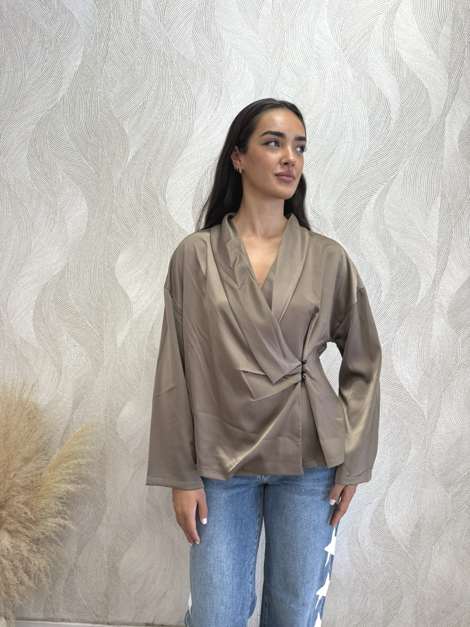 Alternative view of Camisa satinada botones lateral camel