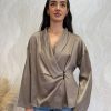 Camisa satinada botones lateral camel - Imagen 4