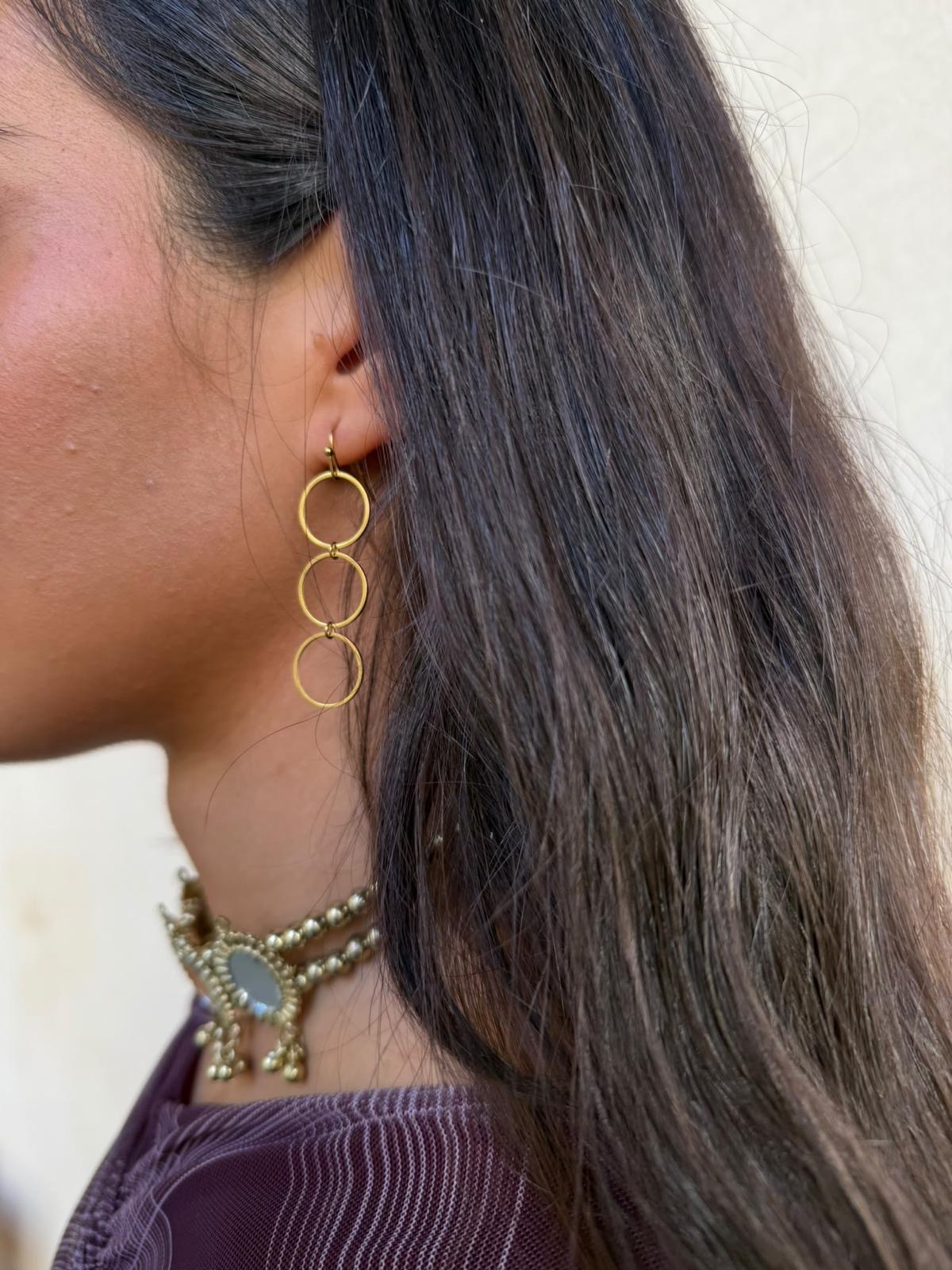 Alternative view of Pendientes dorados aros triple