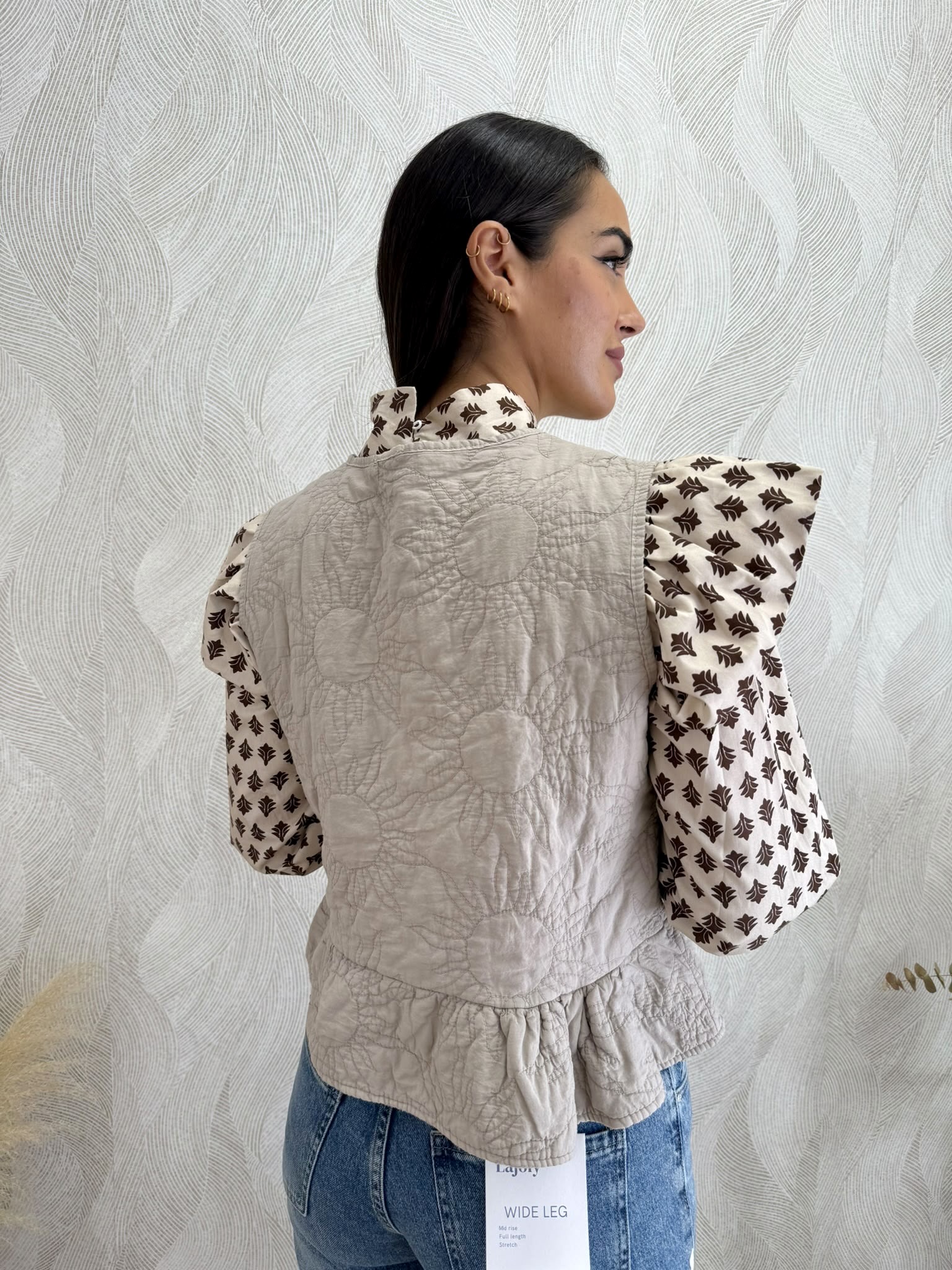 Chaleco acolchado alamares beige - Imagen 4