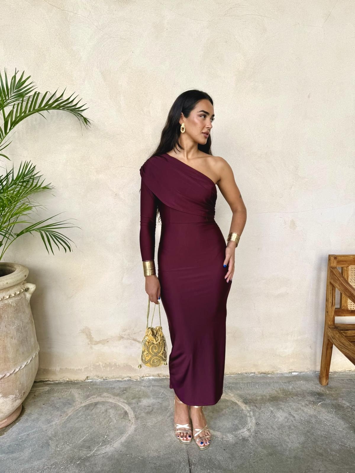 Vestido asimétrico satinado burdeos