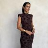 Vestido hombreras encaje marrón - Imagen 4