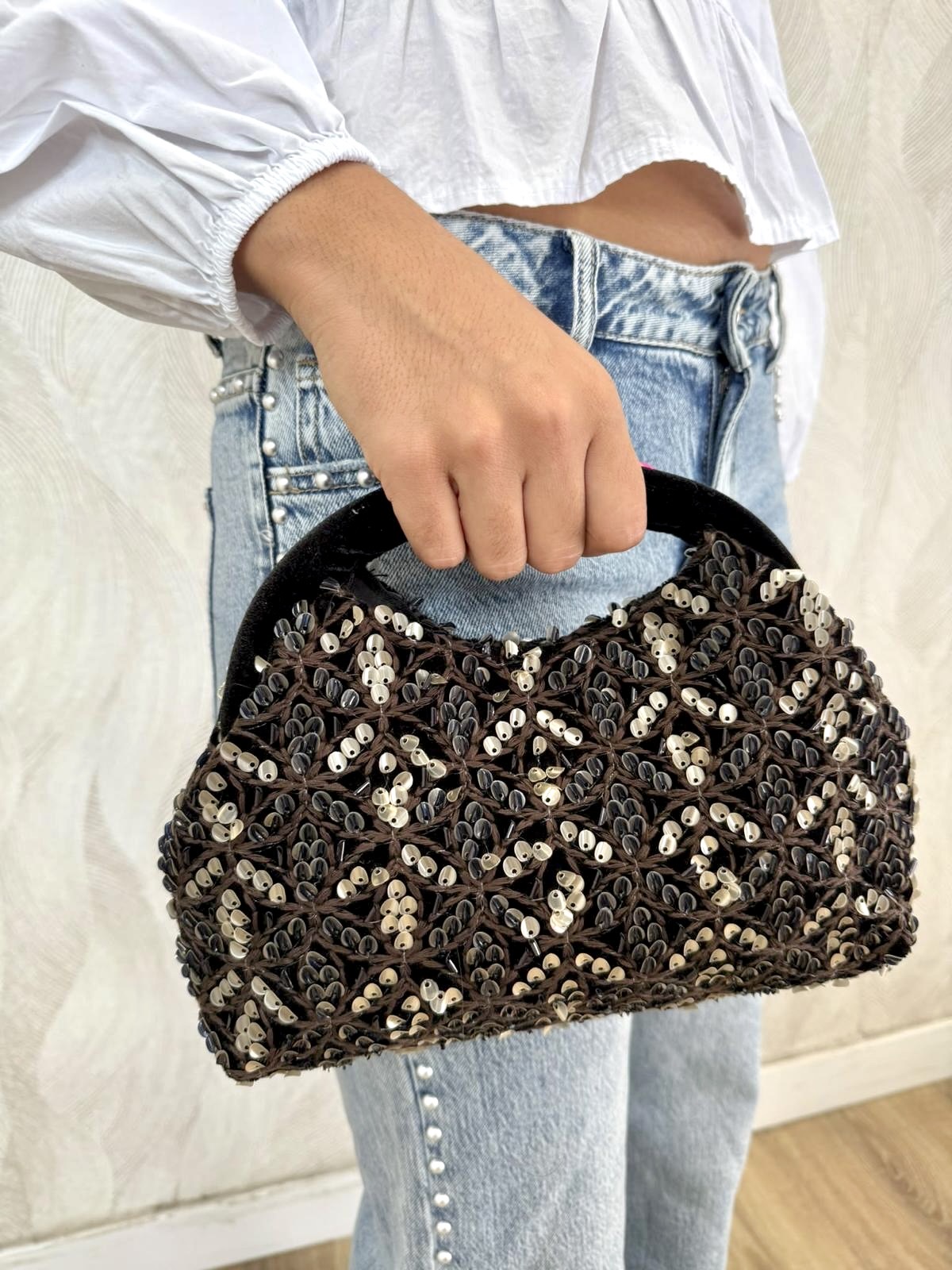 Alternative view of Bolso clutch terciopelo con lentejuelas