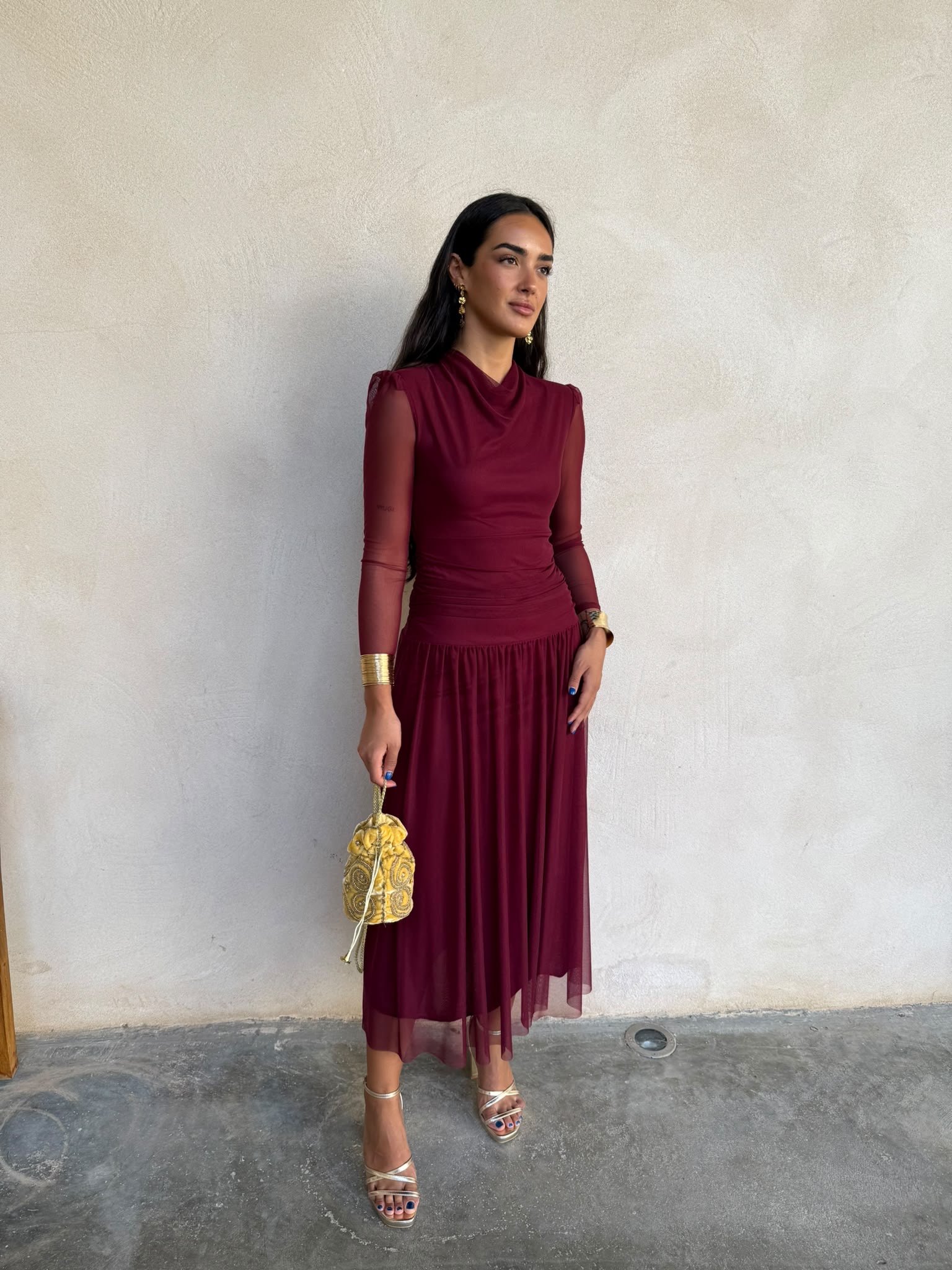 Vestido midi gasa drapeado burdeos