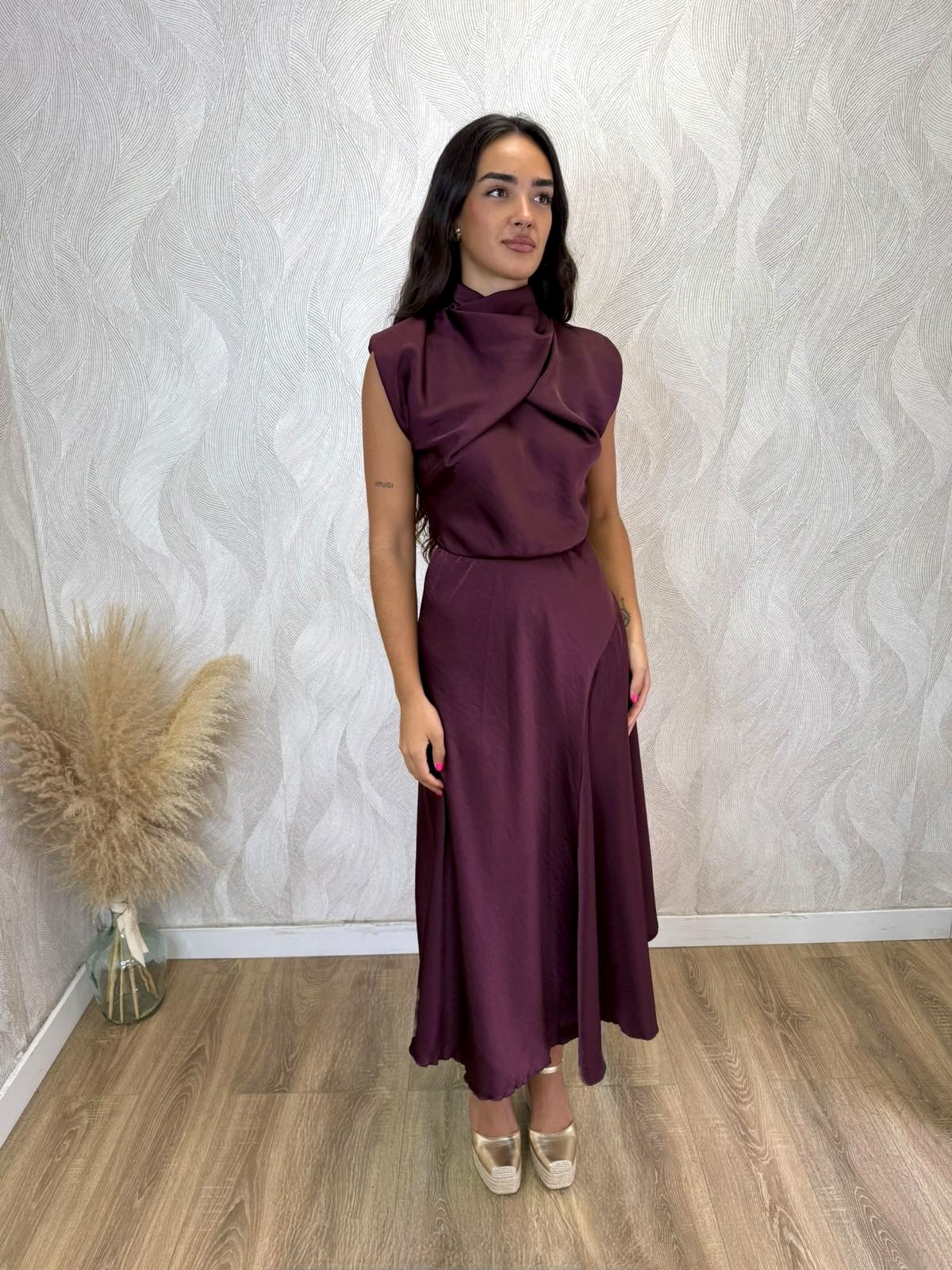 Vestido midi drapeado satén burdeos