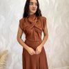 Vestido midi drapeado satén teja - Imagen 4