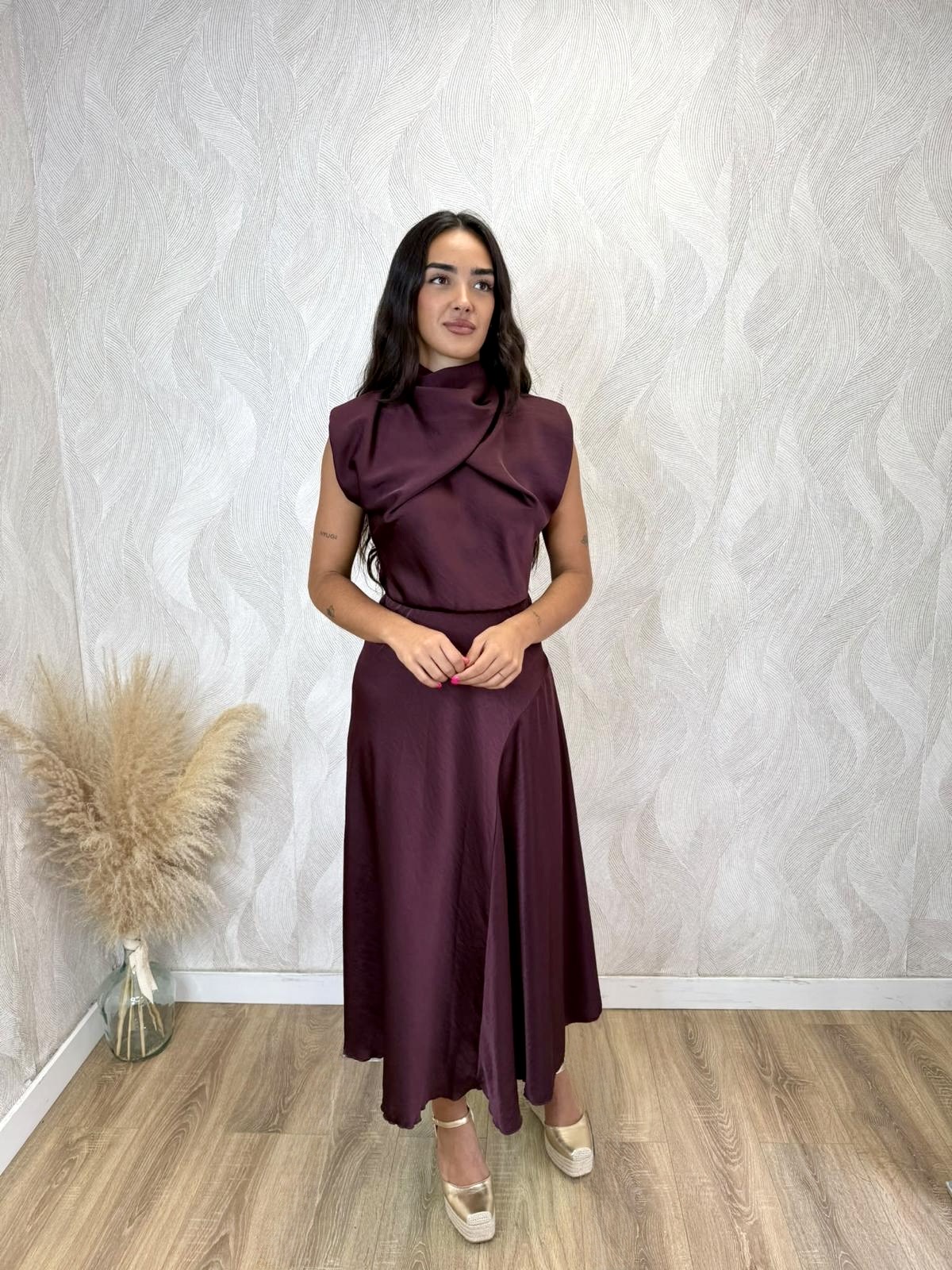 Alternative view of Vestido midi drapeado satén burdeos