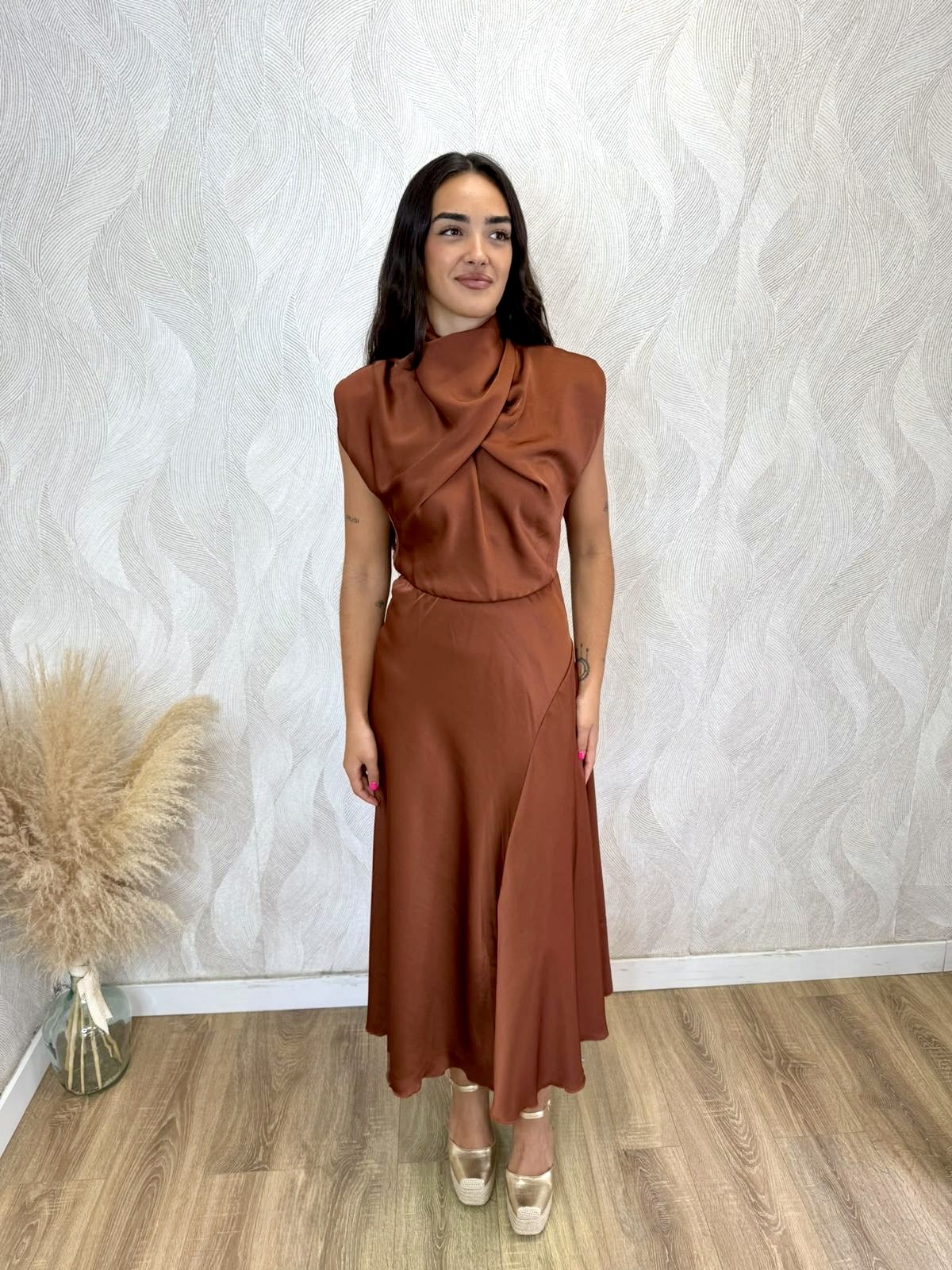 Vestido midi drapeado satén teja