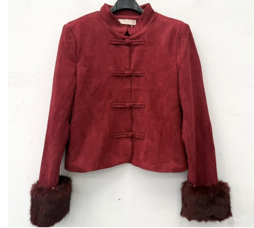 Alternative view of Chaqueta ante alamares pelo