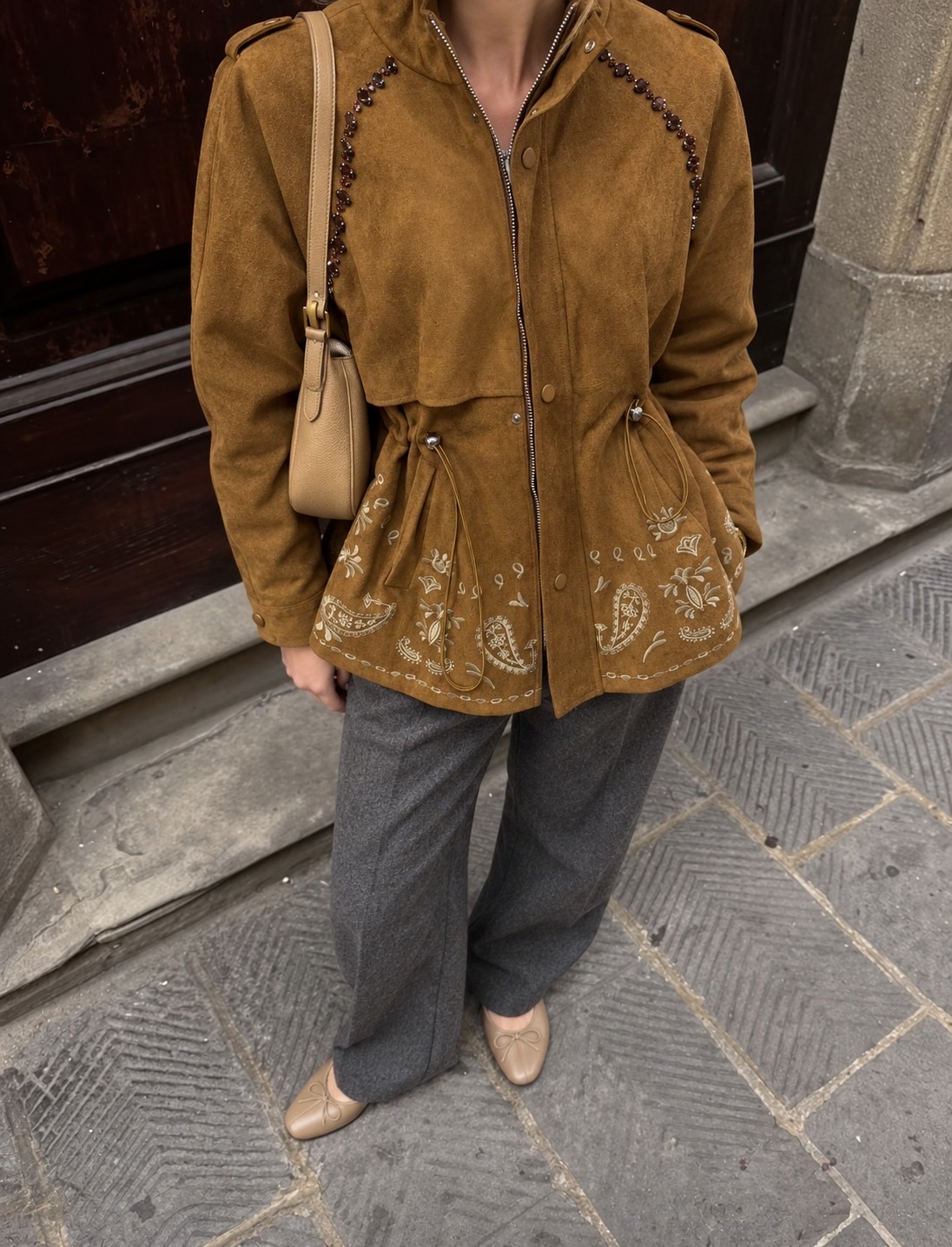 Cazadora ante bordado camel