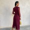 Vestido midi gasa drapeado burdeos - Imagen 4