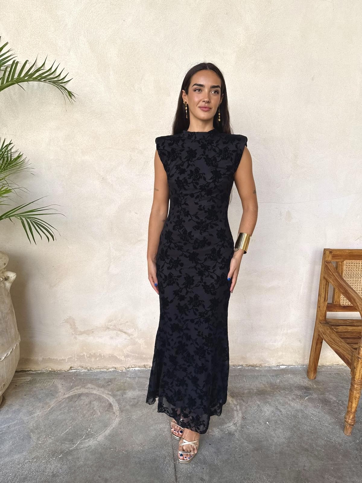 Vestido hombreras encaje negro