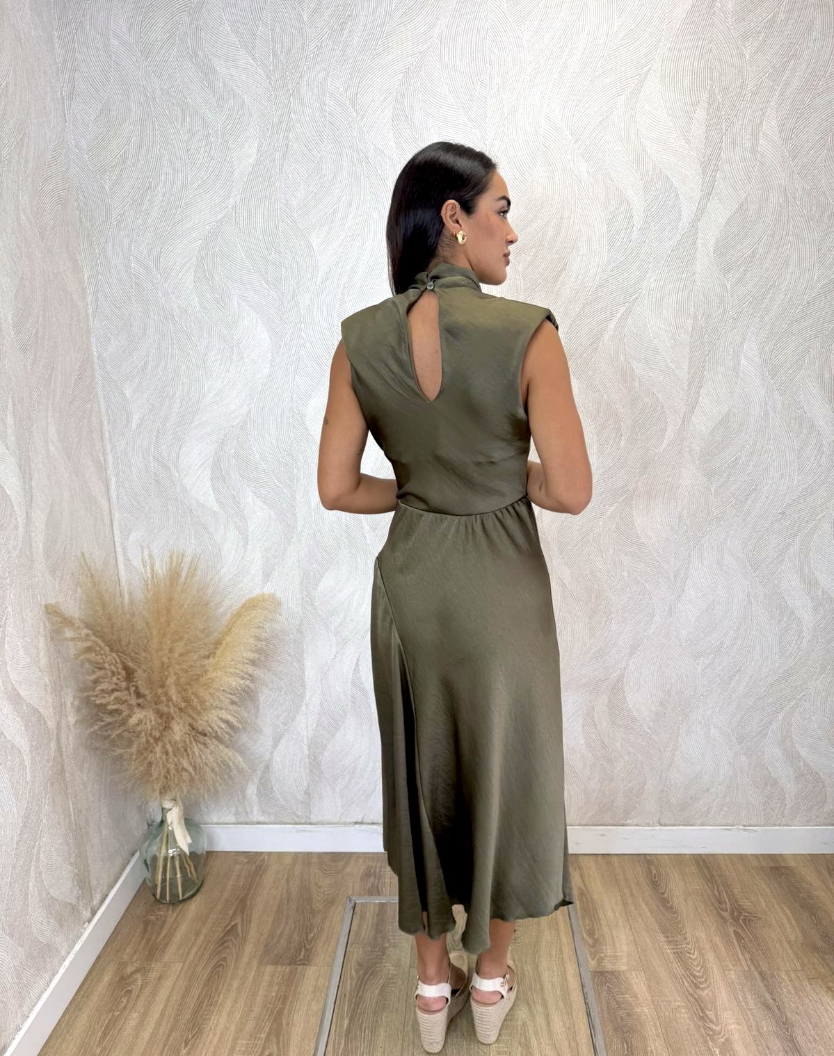 Alternative view of Vestido midi drapeado satén kaki